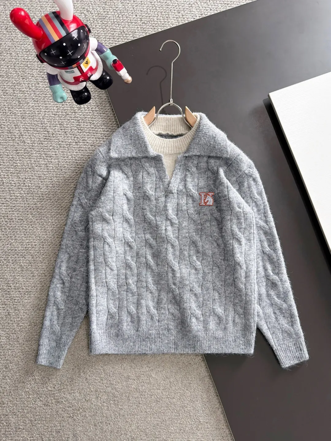Next day shipment P195 Hermès High Quality 2026 Autumn and Winter latest sweaters from the official website, on sale at the counter at the same time Hot Sale! Specially made of wool blended fabric. It feels comfortable and can be directly in contact with the skin. The logo badge is exquisitely embroidered, which is extremely eye-catching! The details highlight the fashionable charm of big brands. Exquisite workmanship. Three-dimensional cutting style. The wearing effect is invincible and handsome! All three standards are complete! Sizes:M-3XL